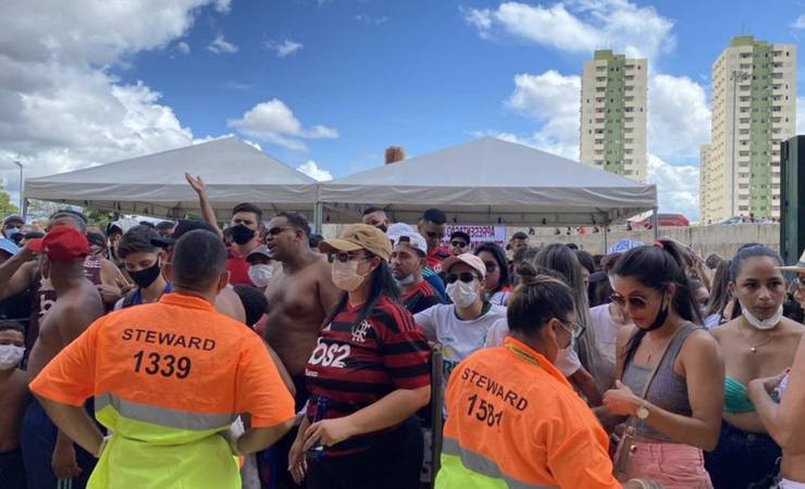 Torcedores do Flamengo tentam entrar em setor para atleticanos e são barrados
