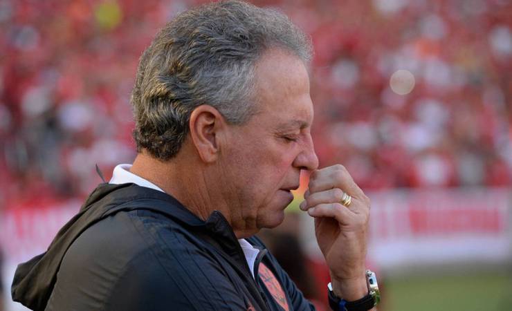 Empate acalma, mas Flamengo projeta 'jogo do semestre' com futuro de Abel incerto