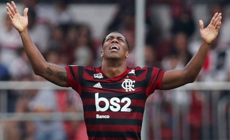 Berrío deixa o campo após pancada na cabeça e vira dúvida no Flamengo