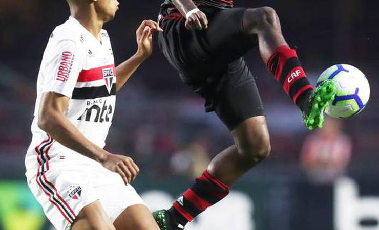 Flamengo perde 'timing' de venda de Lincoln e centroavante busca sequência em meio à forte concorrência