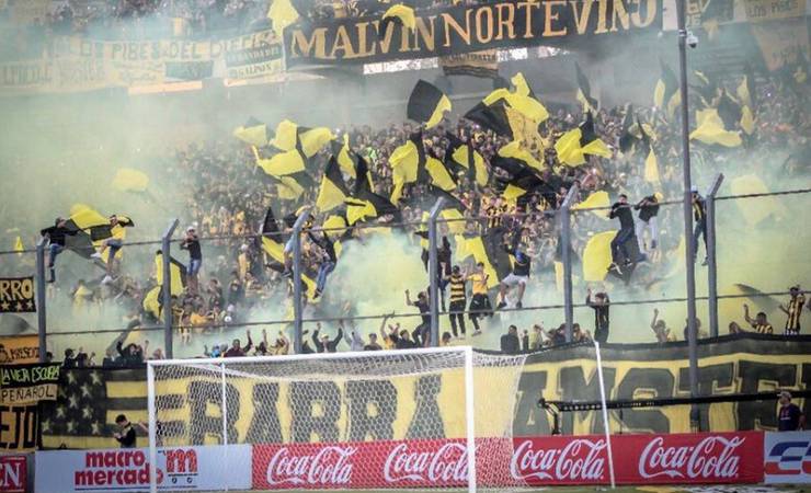 Torcida do Peñarol faz ameaças ao Flamengo em cântico antes de jogo da Libertadores
