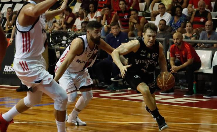 Botafogo supera o Flamengo por 81 a 77 e força o quarto jogo na semifinal do NBB