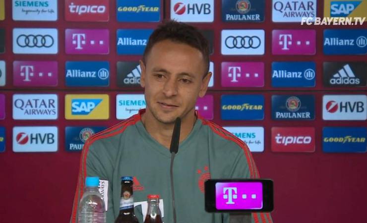 Apalavrado com o Flamengo, Rafinha anuncia despedida do Bayern de Munique
