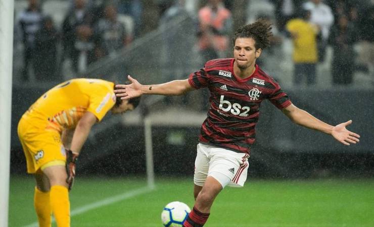 Gol em mata-mata decisivo consolida Arão como peça-chave no Flamengo de Abel
