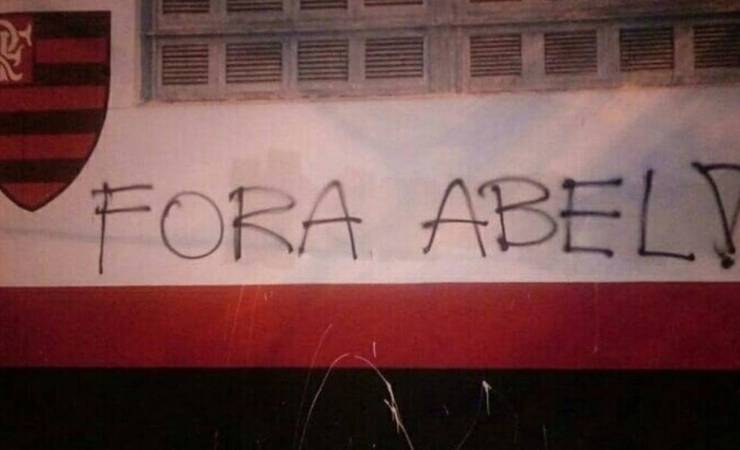 'Copa Mickey é o c...' e 'Fora Abel' são pichados em muros de sedes do Flamengo