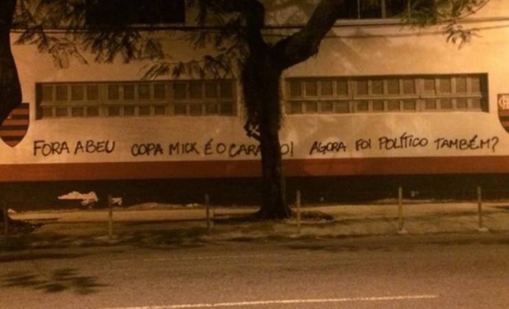 'Fora Abeu' e 'Copa Mick': polêmica com dirigente do Flamengo gera nova pichação