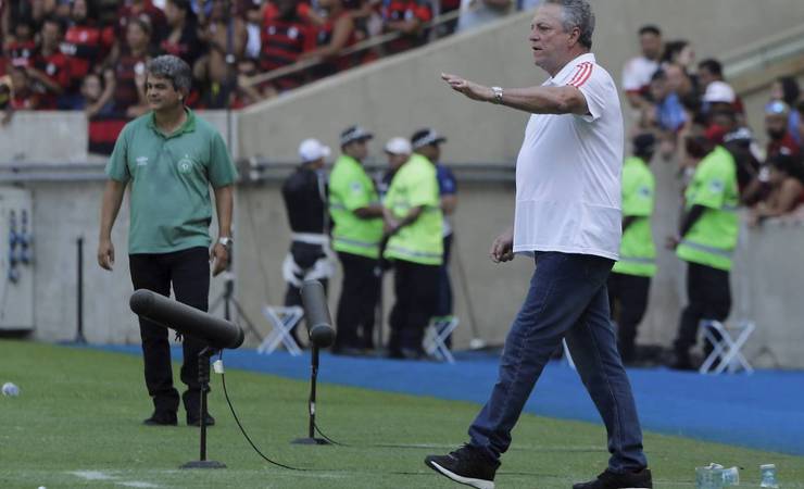 Abel volta com o Flamengo ao Maracanã por retomada, mas sob forte pressão