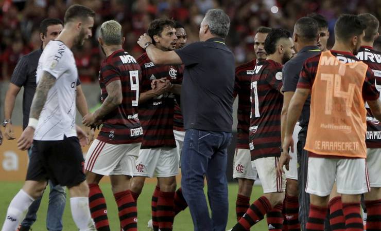 Manifestação de apoio não ajuda: torcida do Flamengo critica jogadores, e futuro de Abel segue indefinido