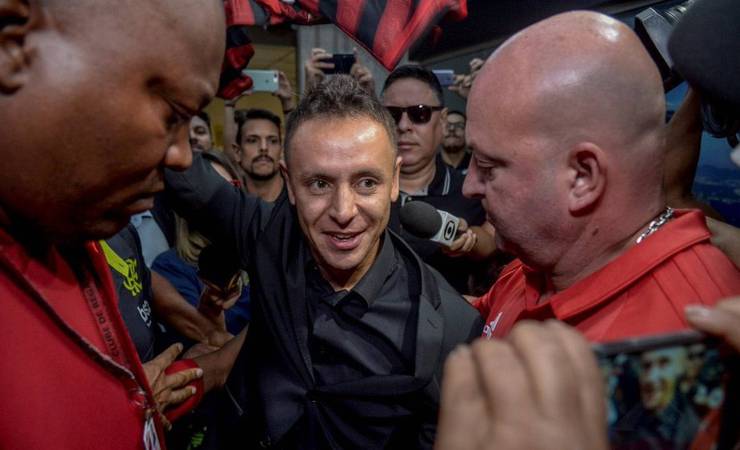 Rafinha é recebido pela torcida do Flamengo com samba e pagode em desembarque