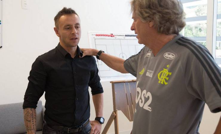 Rafinha conhece Jorge Jesus e os novos companheiros de Flamengo no Ninho do Urubu