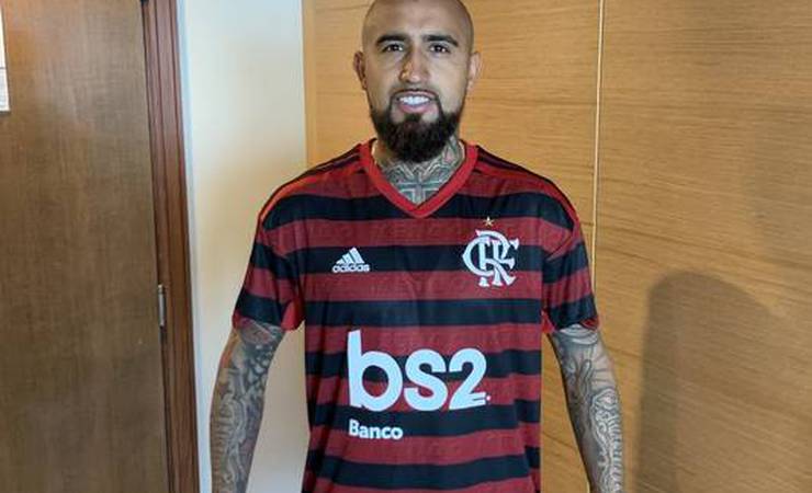 Após elogio, Flamengo presenteia chileno Arturo Vidal com uniforme