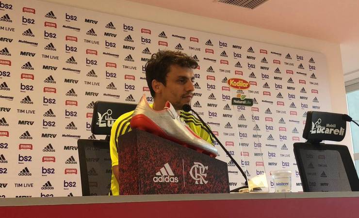 Intensidade, marcação forte e volante central: os detalhes dos treinos de Jesus no Flamengo