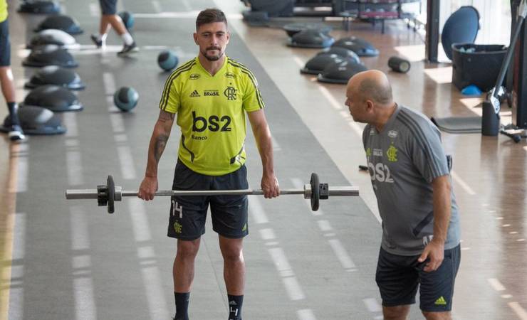 Arrascaeta retorna ao Flamengo e treina com o time no CT do Ninho do Urubu