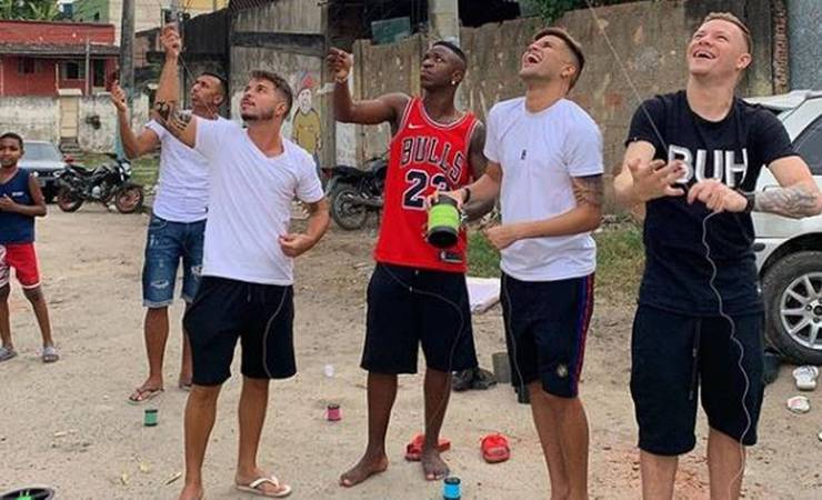 Vinicius Junior posta foto soltando pipa em São Gonçalo: 'Bota no alto e me corta'