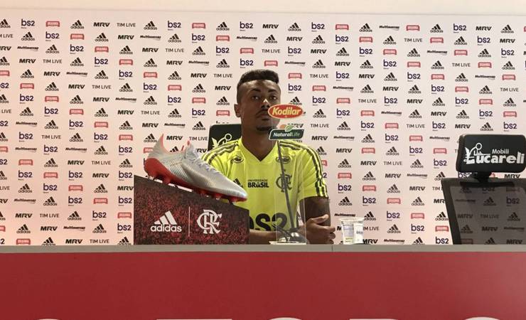 Bruno Henrique cita 'correções' de Jesus no Flamengo e alerta para saída de bola do Athletico
