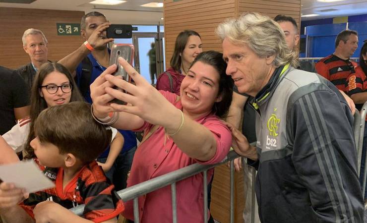 Jorge Jesus completa 65 anos e ganha parabéns da delegação do Flamengo