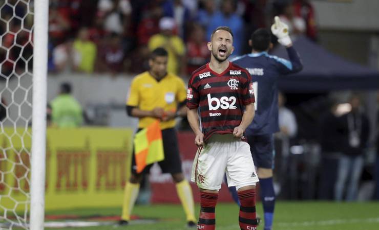 Athletico silencia Maracanã, elimina o Flamengo nos pênaltis e avança à semifinal da Copa do Brasil
