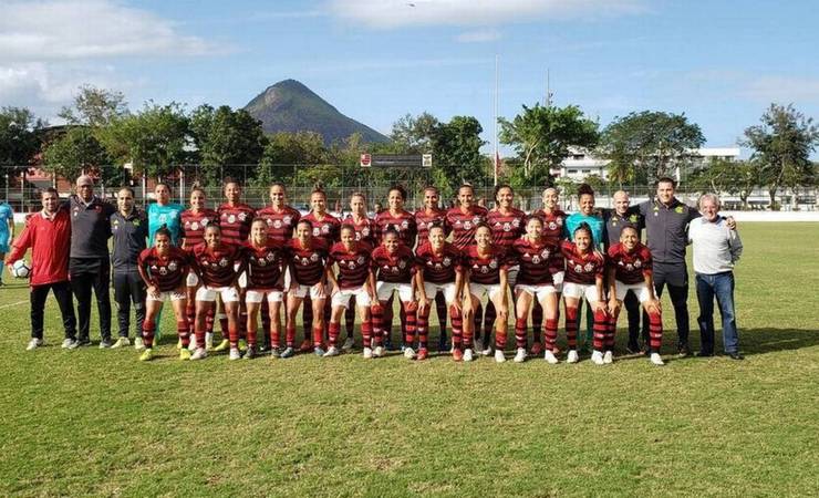 Larissa marca três vezes e Flamengo goleia Foz por 5 a 0 no Brasileiro