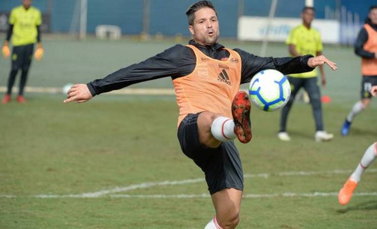 Torcedores fazem petição online para que Diego continue apenas como modelo do Flamengo