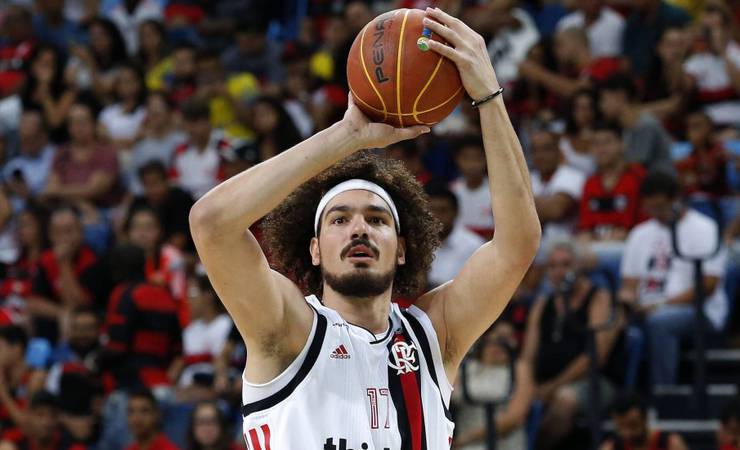 Em nota, Flamengo responde Varejão, cita reuniões e diz que redução proposta era menor que 70%