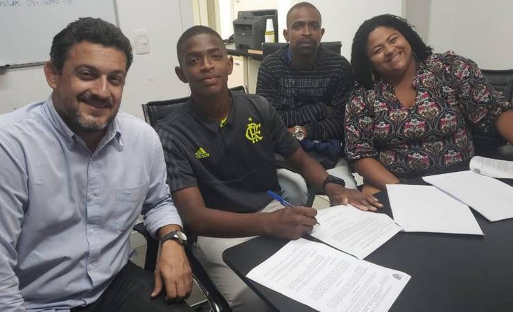 Mãe de Ronald, da base do Flamengo e craque da Taça das Favelas, morre vítima de Covid-19
