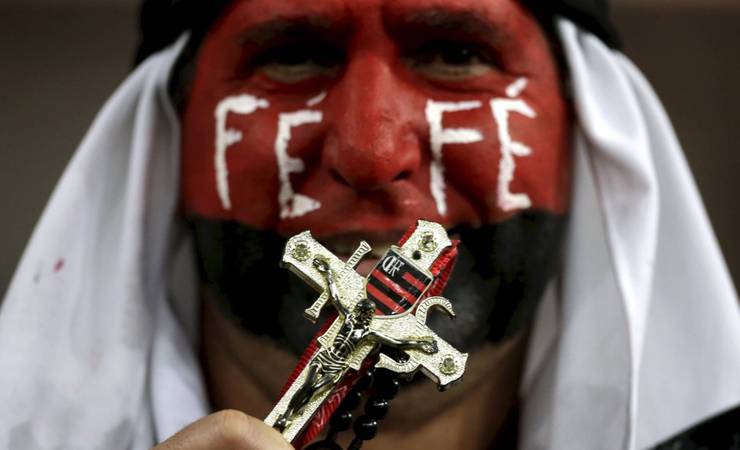 Torcedores do Flamengo cumprem promessas após classificação contra Emelec