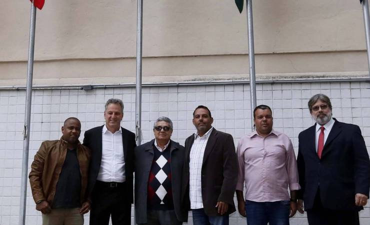 Landim hasteia bandeira, e Flamengo tem título carioca simbolizado na FERJ