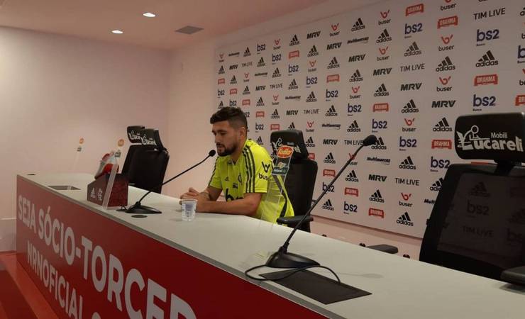 Arrascaeta mantém Flamengo na briga pelo título brasileiro e aprova Balotelli