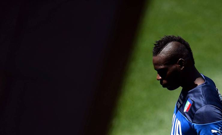 Confira o histórico de polêmicas que liga Adriano a Balotelli, novo alvo do Flamengo