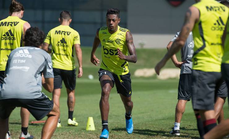 Otimista por Balotelli, Flamengo enfrenta o Grêmio antes de dar cartada final em possível viagem
