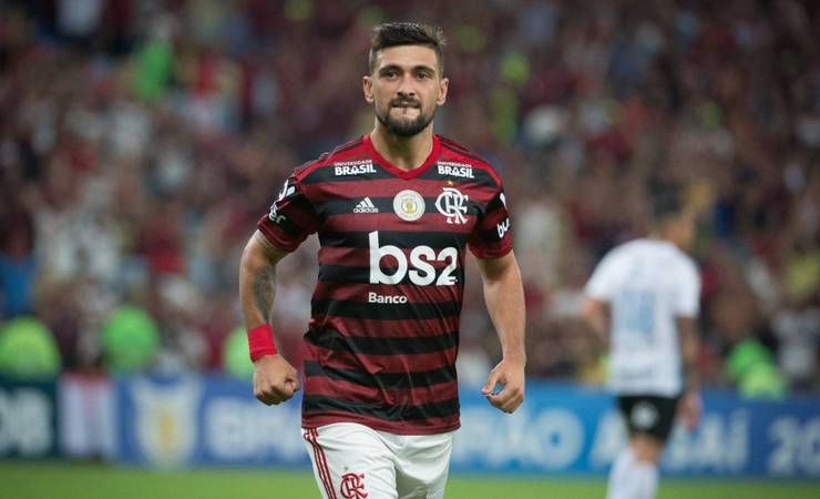 Flamengo vence o Grêmio e diminui distância para o líder Santos