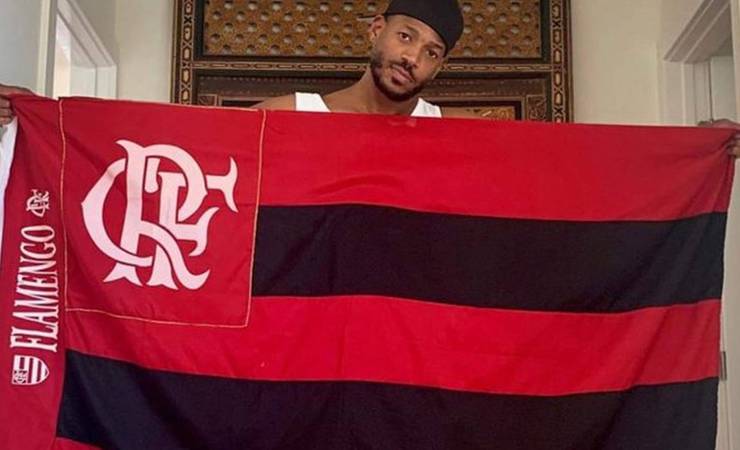 Ator de 'As Branquelas' posta foto com bandeira do Flamengo para promover novo filme