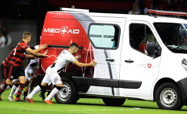 Jet lag, mão invisível e até ambulância marcam clássico entre Flamengo e Vasco em Brasília