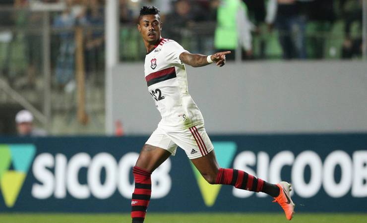 Rei dos clássicos, Bruno Henrique iguala marca de Guerrero no Flamengo com 16 jogos a menos