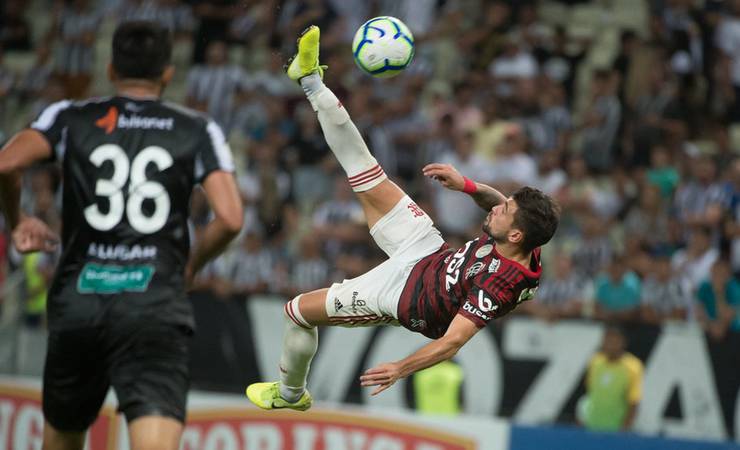 Thiago Galhardo se rende ao futebol do Flamengo: 'Eles não fazem força'
