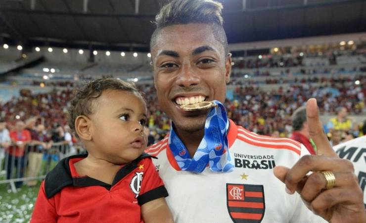 Às vésperas da estreia na seleção, Bruno Henrique se apega a Lorenzo, o filho 'pé quente'