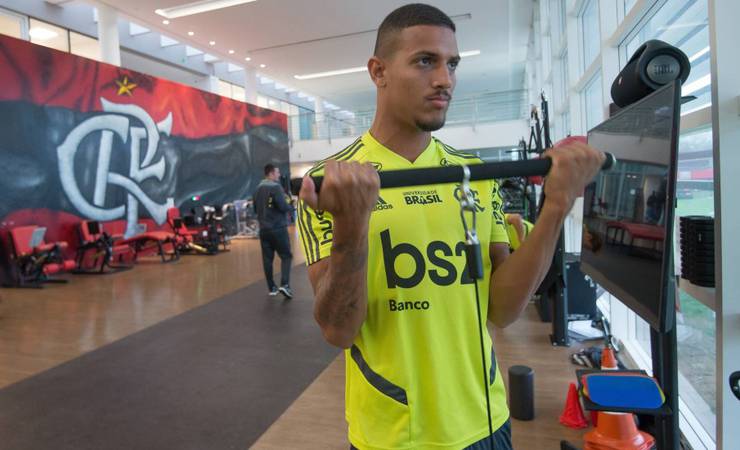 Flamengo rejeita proposta de grupo que comanda time inglês e quer renovar com jovem volante