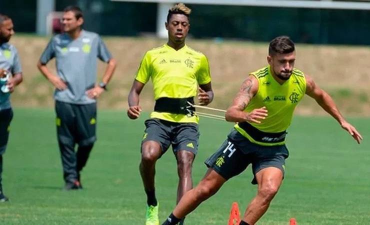 Bruno Henrique, Arrascaeta e Berrío voltam ao Flamengo e já treinam visando o Santos