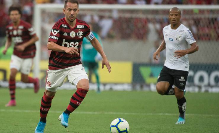 Everton Ribeiro vira top-3 'garçons' do Brasileiro em meio a conversas por renovação