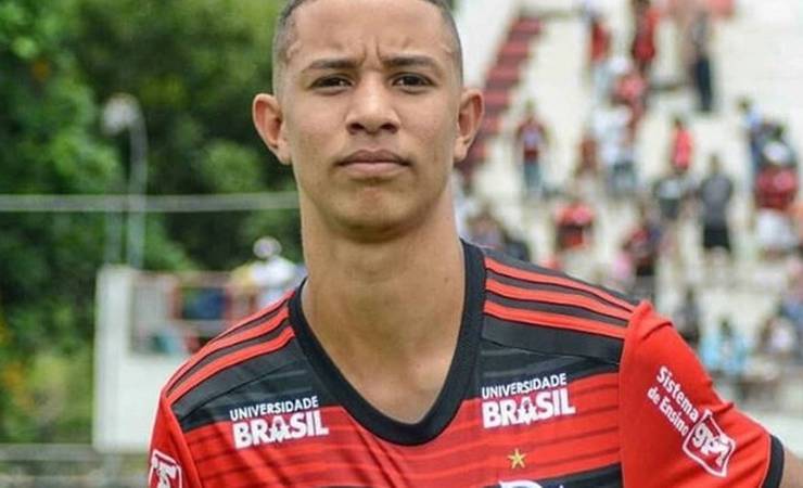 Sobrevivente da tragédia do Ninho, Kayque assina contrato profissional com o Flamengo