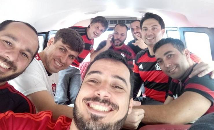 Rubro-Negros transformam Kombi em artigo de luxo por R$ 60 mil para acompanhar o Flamengo