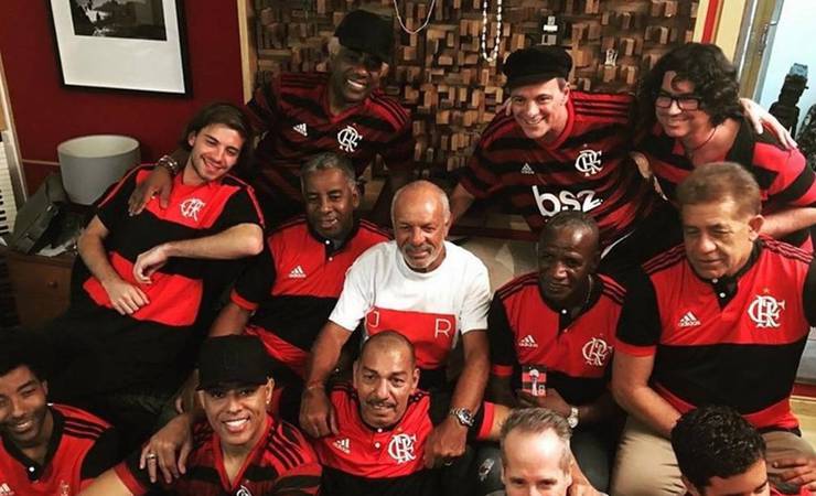 Em gravação de clipe, ídolos do Flamengo cantam 'Dezembro de 81'; Assista