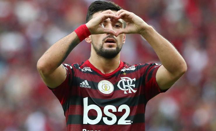 Um turno depois, Arrascaeta muda de reserva com Abel para essencial com Jesus no Flamengo