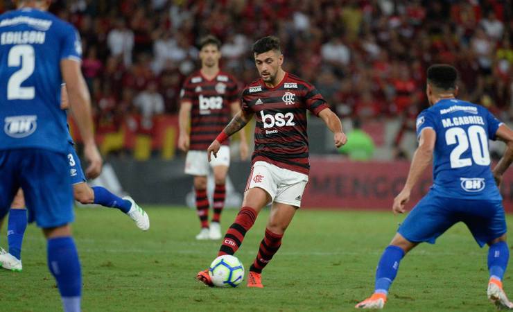 Rivais dentro e fora de campo, Flamengo e Cruzeiro se enfrentam vivendo momentos opostos