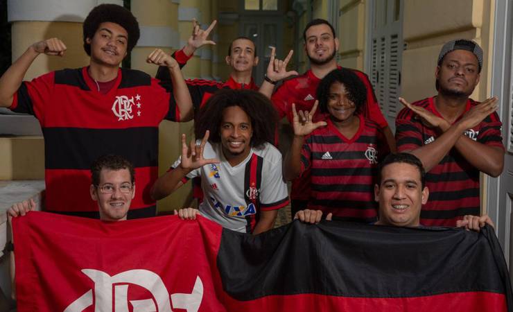Torcedores surdos do Flamengo reagem ao sinal carinhoso reproduzido por Jorge Jesus