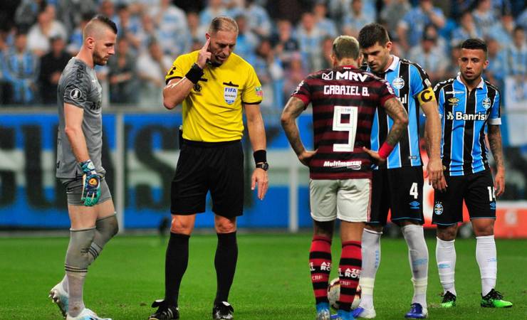 Patricio Loustau apitará Flamengo x Grêmio, pela Libertadores; VAR terá brasileiros
