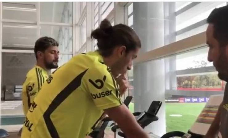 'Passo a passo', diz Arrascaeta ao publicar vídeo de fisioterapia no Flamengo