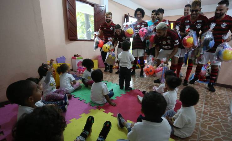 Sósias do Flamengo doam brinquedos e alimentos em creche comunitária do Rio