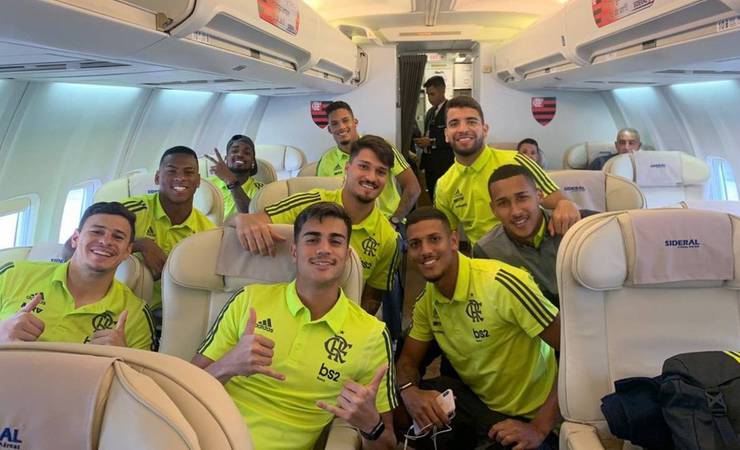Reinier posta foto sorridente em voo do Flamengo após corte da seleção Sub-17