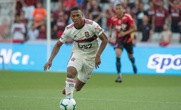 Elogiado por Jorge Jesus, Lucas Silva pode ganhar sequência no Flamengo